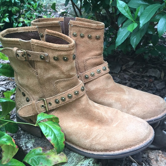 UGG Shoes - UGG Size 9 1/2 Boots. EUC worn 3-4 times.